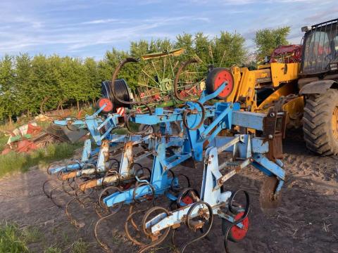 MONOSEM 6 soros Rugóskapás Sorközművelő Kultivátor MONOSEM 6 soros Rugóskapás Sorközművelő Kultivátor