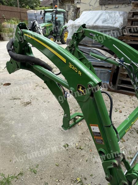 John Deere 320R homlokrakodó