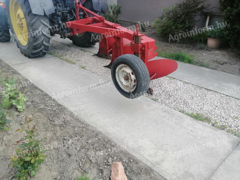 Keceli gyártású IH 3 fejes eke eladó