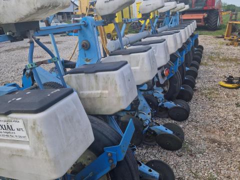 Eladó 2 db Monosem 12 soros összecsukhatós vetőgép.A 2 darab együtt 5.000.000Ft Eladó 2 db Monosem 12 soros összecsukhatós vetőgép.A 2 darab együtt 5.000.000Ft