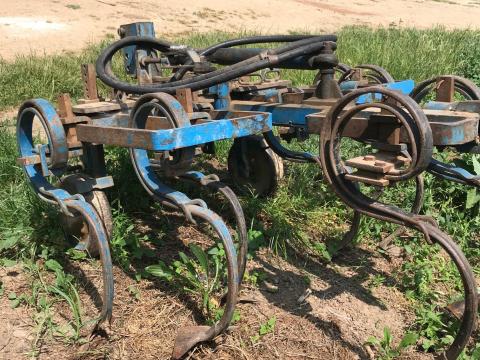 Hidraulikusan állítható szélességű rugóskapás kultivátor, grúber Hidraulikusan állítható szélességű rugóskapás kultivátor, grúber