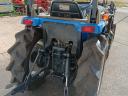 Iseki TF223 összkerékhajtású,  szervokormányos,  háromhengeres 22 LE traktor homlokrakodóval