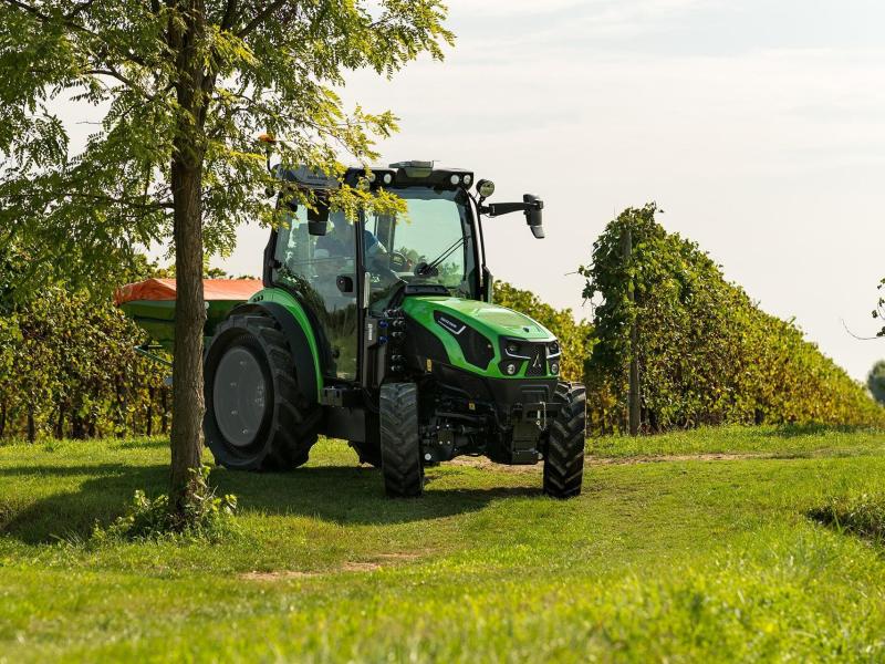 ÚJ DEUTZ-FAHR 5095 DF (95 LE) KESKENY NYOMTÁVÚ SZŐLÉSZETI GYÜMÖLCSÖS TRAKTOR KÉSZLETRŐL