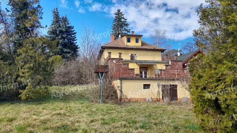 Balatonfüred mellett,  vízparttól 70 méterre céges telek régi villaépülettel eladó