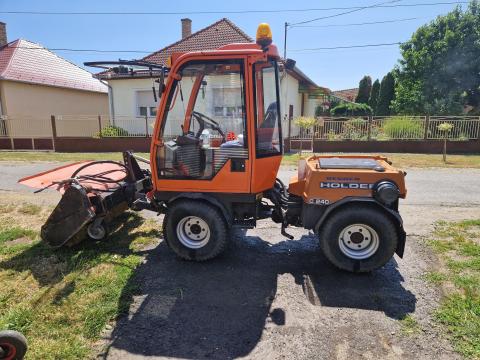 Holder C240 univerzális munkagép fűnyíró és seprő adapterrel, kevés üzemórával Holder C240 univerzális munkagép fűnyíró és seprő adapterrel, kevés üzemórával