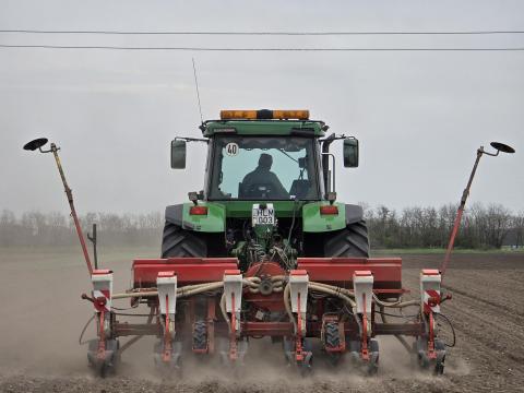 Agrion 6 soros szemenkénti vetőgép, kukorica vetőgép Agrion 6 soros szemenkénti vetőgép, kukorica vetőgép