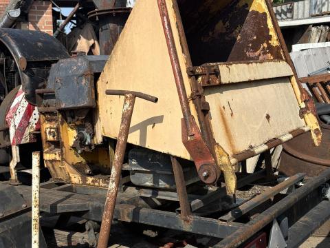 Gallydaráló vontatható,  önálló dízel 25 LE motorral