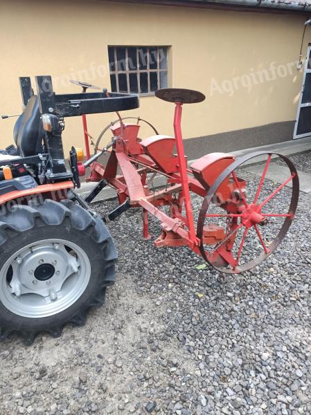 Kistraktor utáni háromsoros kanalas lovas vetőgép eladó