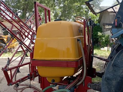 Eladó egy Forrás 1000 literes függesztett szántóföldi permetező Eladó egy Forrás 1000 literes függesztett szántóföldi permetező