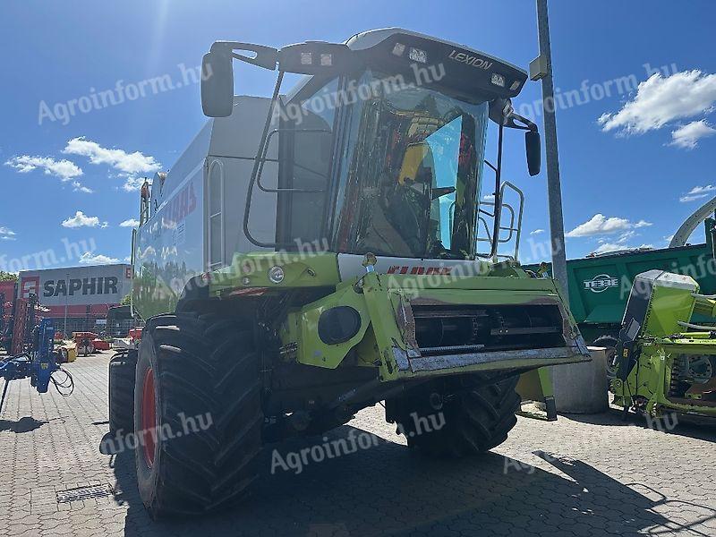 CLAAS Lexion 540 kombájn C600 gabonasztallal - szállítókocsival