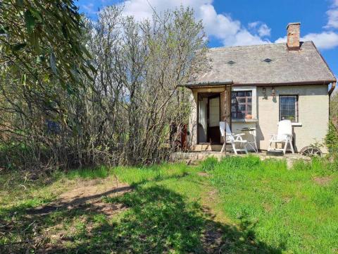 Eladó zártkert hétvégi házzal Veszprém-Csatárhegyen Eladó zártkert hétvégi házzal Veszprém-Csatárhegyen