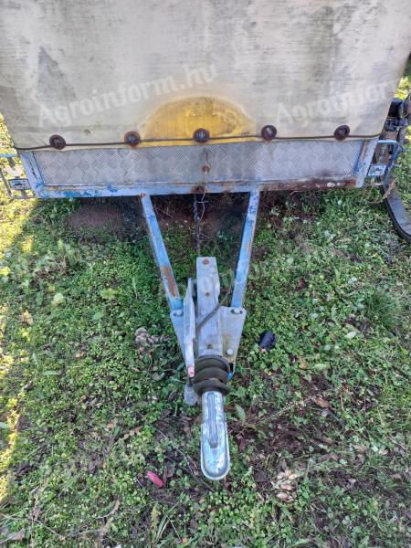 2 tandemtengelyes magasítós ponyvás 750 kg után futó