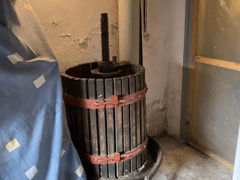 NAGY MÉRETŰ SZŐLŐPRÉS ELADÓ NAGY MÉRETŰ SZŐLŐPRÉS ELADÓ