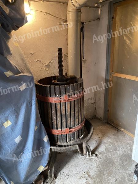 NAGY MÉRETŰ SZŐLŐPRÉS ELADÓ