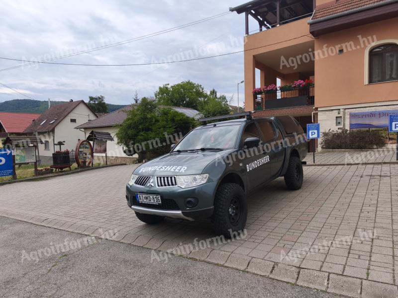 Akció! Mitsubishi L200 osztrák zöld honvédségi, katonai, klímás, vonóhoroggal, 2700 kg, klíma