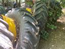 John Deere 4650, Powershift 15/4 váltó,  6 hengeres motor,  kapcsos ikerkerékkel