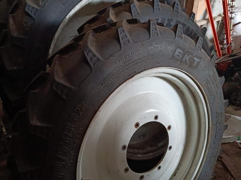 2 pár BKT művelőkerék 300/85R42 és 270/95R32 méretben 2 pár BKT művelőkerék 300/85R42 és 270/95R32 méretben