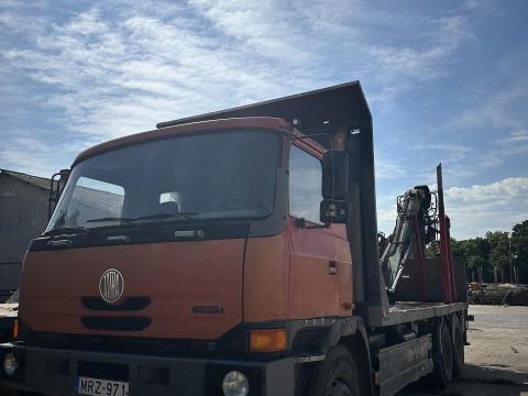 Tatra 815 rakoncás rönkszállító,  Loglift 105 Z fás daruval,  6x6