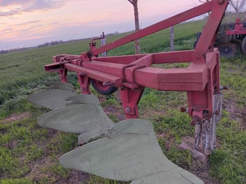 Függesztett ágyeke, Szögi féle kisipari, 3 fejes eke eladó Függesztett ágyeke, Szögi féle kisipari, 3 fejes eke eladó