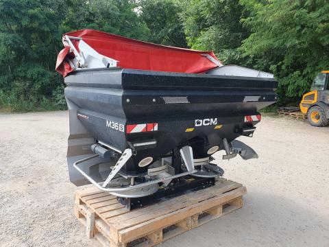 DCM M36 S függesztett súlymérős műtrágyaszóró ISOBUS szakasz- és dózisvezérléssel, valamint vontatókocsival DCM M36 S függesztett súlymérős műtrágyaszóró ISOBUS szakasz- és dózisvezérléssel, valamint vontatókocsival