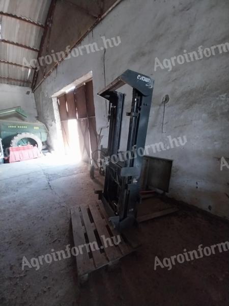 Targonca torony traktorra bálavillával