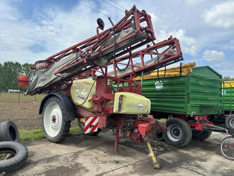 Hardi Commander Plus 2800 Twin Force vontatott légzsákos permetező Hardi Commander Plus 2800 Twin Force vontatott légzsákos permetező