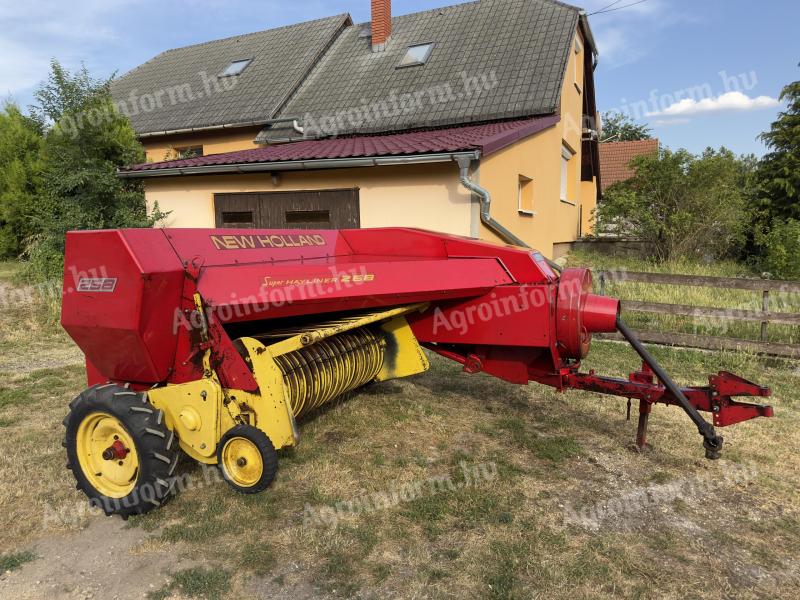 NEW HOLLAND Super Hayliner 268 kiskocka bálázó