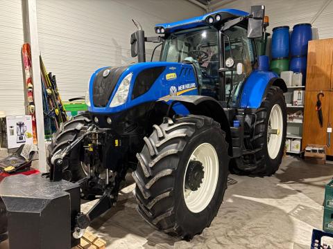 Traktor New Holland T7.245 Autocommand Traktor New Holland T7.245 Autocommand