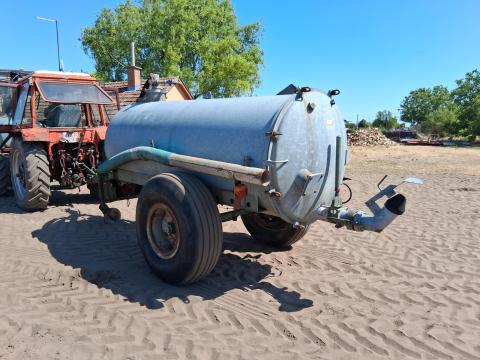 Szippantó horganyzott tartállyal, 4000 literes Szippantó horganyzott tartállyal, 4000 literes