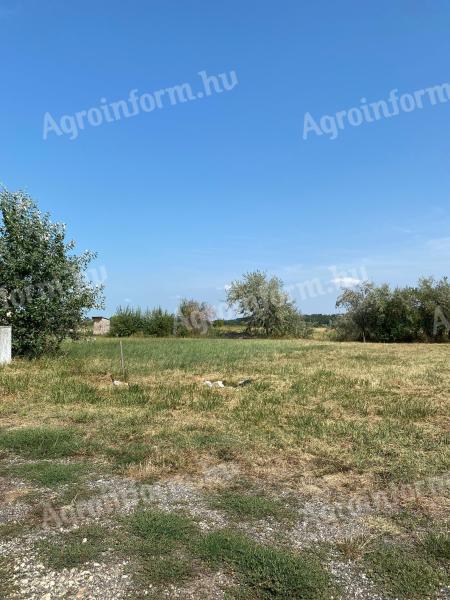 Szántódon Balatonhoz közeli 754 m²-es építési telek eladó