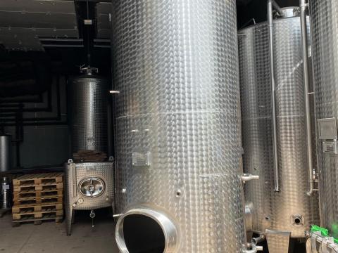 Borászati erjesztő tartályok eladók – kiváló állapotban, borászattól Borászati erjesztő tartályok eladók – kiváló állapotban, borászattól