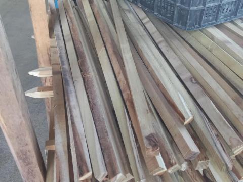 Akác karó eladó – II. osztályú, hegyezett, háncsos