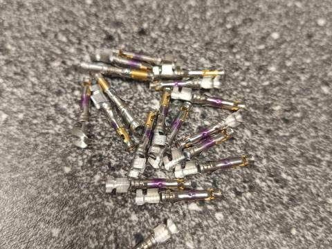 Aranyozott aljzatérintkező/saru joystickba, F025253