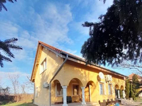 Eladó lovardának megfelelő legelő,  lakóház,  Pécs Eladó lovardának megfelelő legelő,  lakóház,  Pécs