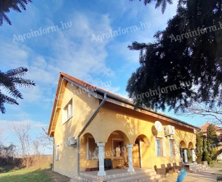 Eladó lovardának megfelelő legelő,  lakóház,  Pécs
