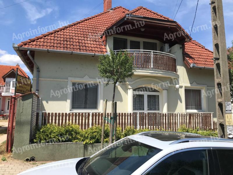 Hévízen 8 apartmanos családi ház eladó