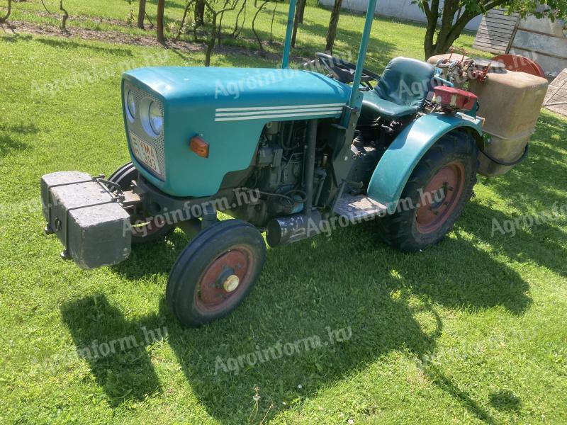 Eicher 2 hengeres 30 LE-s kistraktor munkaeszközeivel