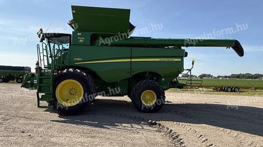 John Deere S680 kombájnok