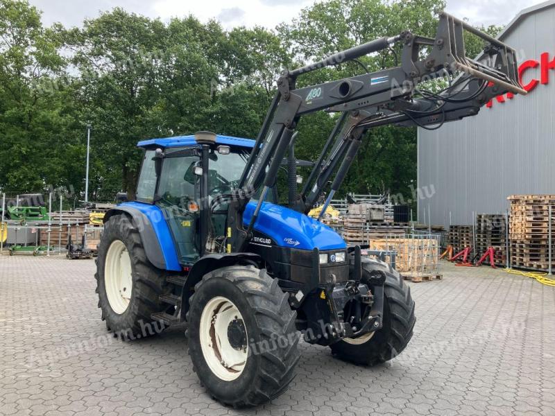 New Holland TS 115 homlokrakodóval