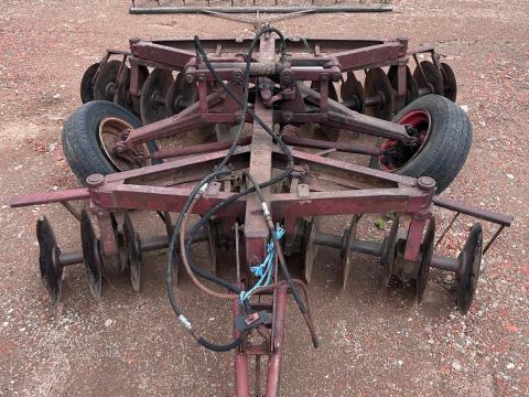 Vontatott "X" tárcsa fésűs boronával, simítóval Vontatott "X" tárcsa fésűs boronával, simítóval