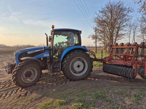 Traktoros munkatársat keresünk Traktoros munkatársat keresünk
