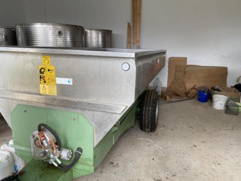 Csigás szőlő szállító pótkocsi Csigás szőlő szállító pótkocsi