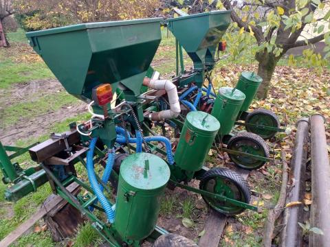 Új Pétisószóró. Új Műtrágya adagoló, kijuttató. Sószóró. Műtrágyaszóró Új Pétisószóró. Új Műtrágya adagoló, kijuttató. Sószóró. Műtrágyaszóró