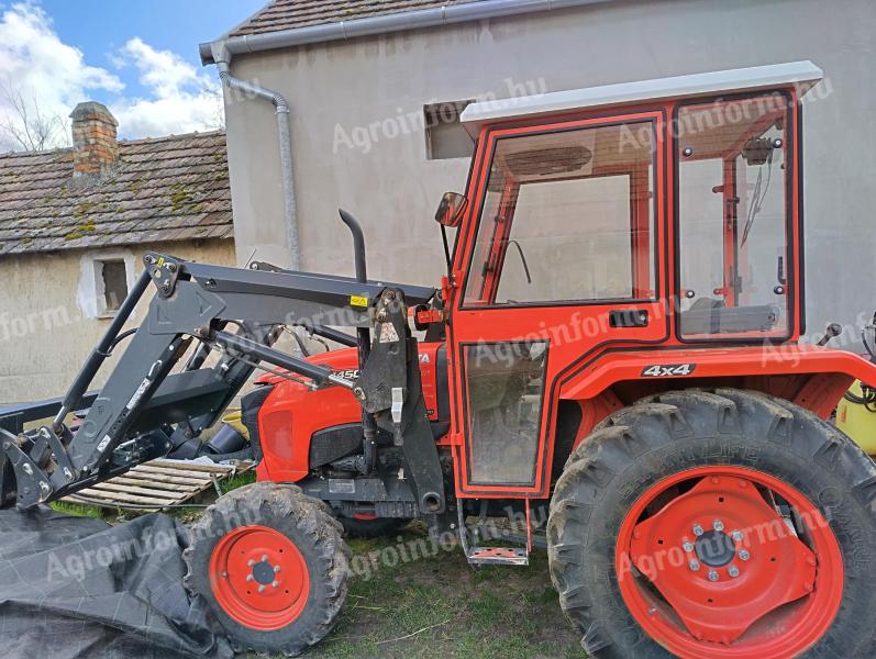 Kubota MU 4501 4x4 traktor ajándék fűthető fülkével és homlokrakodó bálatüskével, csere lehetséges