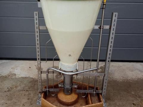 Sertés önetető Sertés önetető