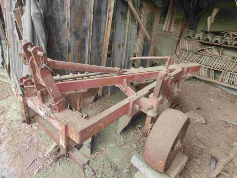 Eladó 3 fejes eke tartozékokkal és ekevasakkal Eladó 3 fejes eke tartozékokkal és ekevasakkal