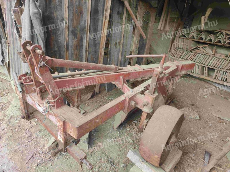 Eladó 3 fejes eke tartozékokkal és ekevasakkal