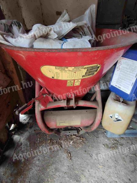Eladó függesztett műtrágyaszóró, 500 literes Tornádo típus