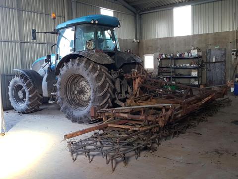 Landini Landpower 165 traktor homlokrakodóval és magas ürítésű kanállal eladó Landini Landpower 165 traktor homlokrakodóval és magas ürítésű kanállal eladó