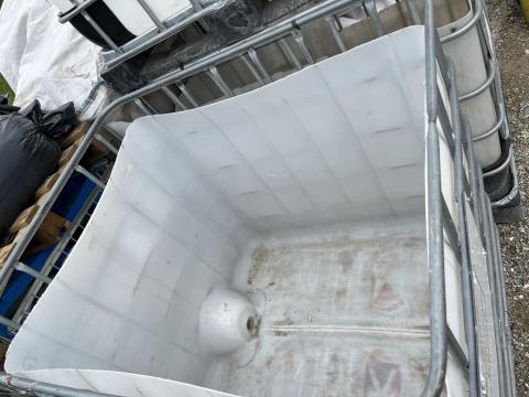 Kivágott IBC tartály Kivágott IBC tartály